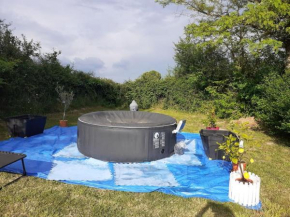 Maison chaleureuse avec Jacuzzi pas loin du Village de Luzy très animé ville de demain